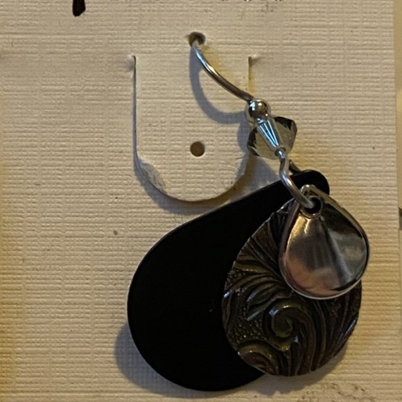 Silver Forest Handcrafted Black Dangle Earrings - Picture 3 of 8